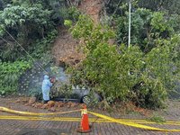 基隆正濱路邊坡坍方 轎車遭埋幸無人傷