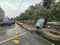 頭份T字路口小客車逆向撞護盾  酒駕男擦傷送醫