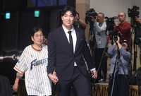 古林睿煬加盟火腿記者會 阿嬤背號有意涵：要呷到百歲