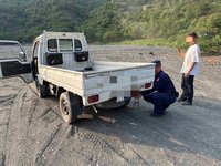 高雄兄弟檔駕車衝老鷹谷沙洲觀景 輪胎陷坑受困