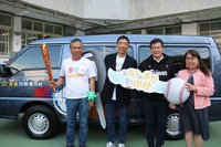 台中大仁國小棒球隊校車拋錨 張廖萬堅牽線贈新車