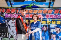 台灣隊張政禹回屏東  周春米贈一兩黃金金牌