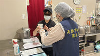 疑員工識別證掉入飲料杯 高市衛生局稽查開罰