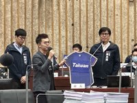 議員拿2看板問盼選手用何名稱征戰 陳其邁選Taiwan