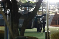 韓國戒嚴風暴 武裝軍人搭直升機翻牆闖國會[影]