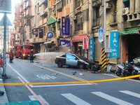 桃園男疑恍神開車撞洗衣店釀瓦斯外洩 警消查肇責