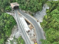 0403強震遭落石砸斷 蘇花公路下清水橋新橋月底完工