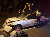 澎湖機車騎士自撞小客車 彈飛趴車頂