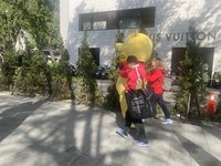 雙城論壇突有一男著維尼熊裝突襲 警迅速制止帶離