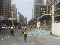 高雄鼓山建案工地前路面塌陷幸無人傷 警到場交管