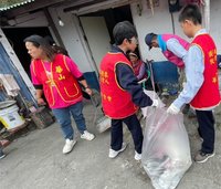 寒冬傳愛 台東15國中師生幫獨居嬤破舊老屋大掃除