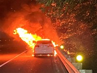 國1台南段自小客疑追撞半聯結車起火  釀1死2傷