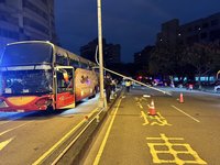 台中校車過彎不及自撞 路燈倒塌插入車內2少年送醫