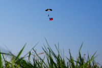 神龍小組1萬呎高空秀疊傘特技 展現精湛操傘能力