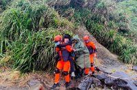 阿塱壹古道雨後濕滑 遊客摔倒疑骨折海巡救援