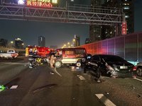 國1高雄九如段1客運2轎車事故 1人疑噴車外身亡3傷