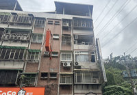 新店工人換鋁門窗失足墜落 砸中路過騎士雙送醫