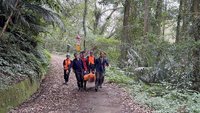 男子登尖石鄉北德拉曼墜谷  救難人員搬運遺體下山