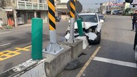 雲林自小客車自撞分隔島 8旬駕駛命危、妻骨折送醫