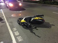 台中行人疑未依號誌過馬路 與機車碰撞受傷送醫