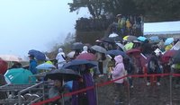 不畏下雨低溫 近萬遊客阿里山迎2025第一道曙光