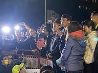 柯文哲再遭羈押 場外小草落淚、黃國昌盼找回清白