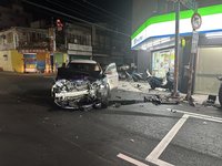 竹縣警車追涉闖紅燈重機  碰撞自小客釀4人受傷