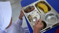 印尼政府免費學餐逾800人食物中毒　監督方式受質疑