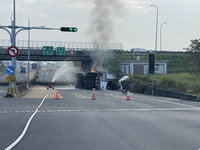 貨車載鋰電池翻覆雲縣道145乙線 儲能櫃燃燒續封路