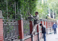 圍牆架鐵絲網遭疑 立院：攔樹以維護行人安全