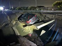 嘉義布袋水防道路坍塌 汽車跌落坑洞駕駛未受傷