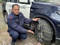 台中最遠派出所 員警冬季特殊勤務幫遊客車綁雪鍊