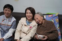 屏東關懷獨老送雞湯  98歲阿嬤開心教唱童謠