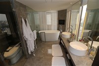 旅館不附沐浴乳？環境部：應採大瓶裝固定式提供