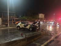 新北火燒車  陸配酒駕自撞匝道護欄幸無傷