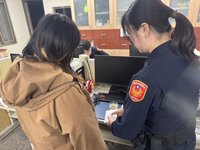 台南女子遇警抱嬰兒躲超商 涉毒品案遭拘提