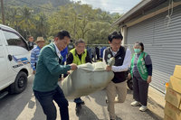 郭國文與林俊憲募物資  助台南地震受災戶過好年