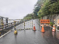 南橫向陽至利稻預警性封路  邊坡持續落石及濃霧