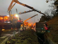 國道3號6車追撞事故 大貨車衝出護欄翻覆邊坡