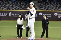 台韓交流賽門票5日開賣 樂天巨人投手試踩大巨蛋投手丘