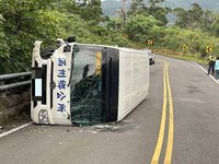 屏東滿州幸福巴士閃猴子撞山壁翻覆  幸無傷亡