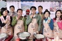 林園洋蔥豐收季 陳其邁穿圍裙捏製洋蔥魚丸祝大賣