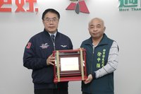 台南市都發局長徐中強2/16退職  黃偉哲贈感謝牌