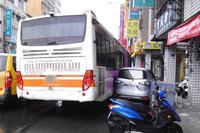 台中客運疑閃機車擦撞路旁轎車 配電箱遭擠壓噴火花