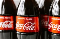 川普加關稅若致鋁罐漲價 可口可樂可能增售塑膠瓶飲料