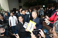 反板殯擴建自救會遞萬人連署書 向新北議會請願