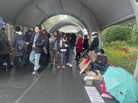 上海相親角20年見證時代變化 婚姻吸引力仍在