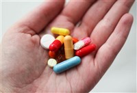 「睡前服用23顆藥物」引熱議  醫藥分業成焦點