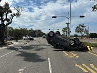 苗栗市轎車疑闖紅燈撞另一車後翻覆 3傷送醫