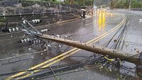 狂風驟雨下冰雹 苗縣台3線獅潭段路樹電桿倒塌